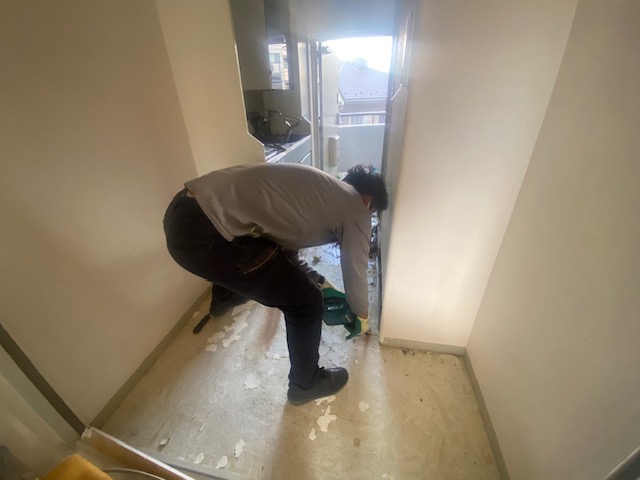 241226_05_キッチン床-作業中